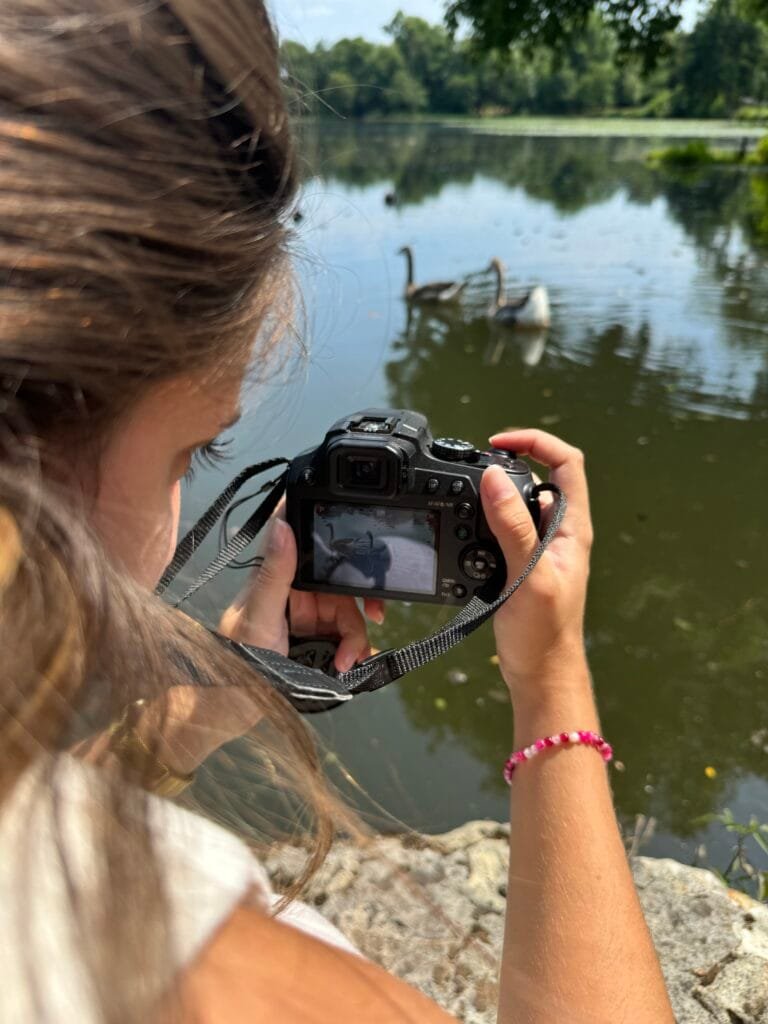la designer fait une photo d'un lac pour présenter sa passion de la photo au début de son portfolio